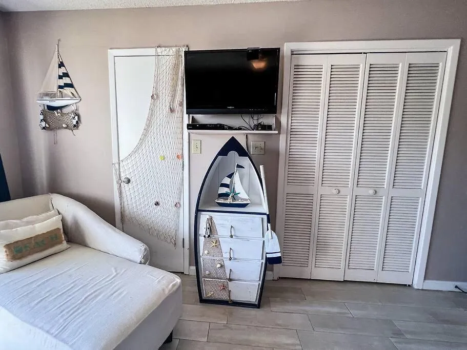Quiet-Relaxing-Modern-Sleeps 8 Walk To The Beach! Panama City Beach
