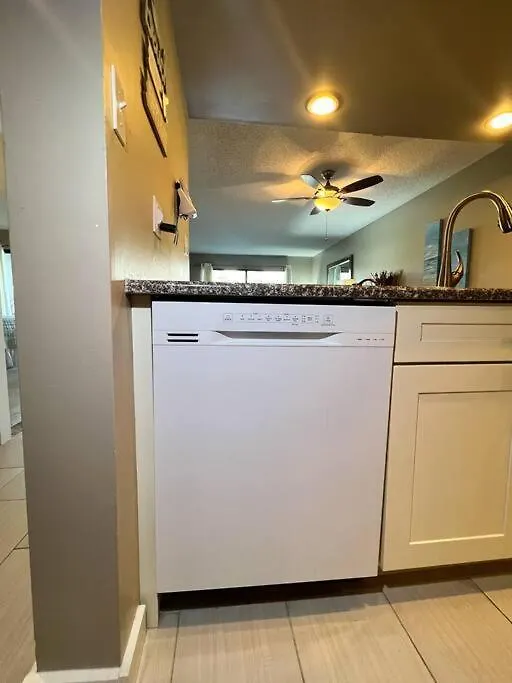 Quiet-Relaxing-Modern-Sleeps 8 Walk To The Beach! Panama City Beach