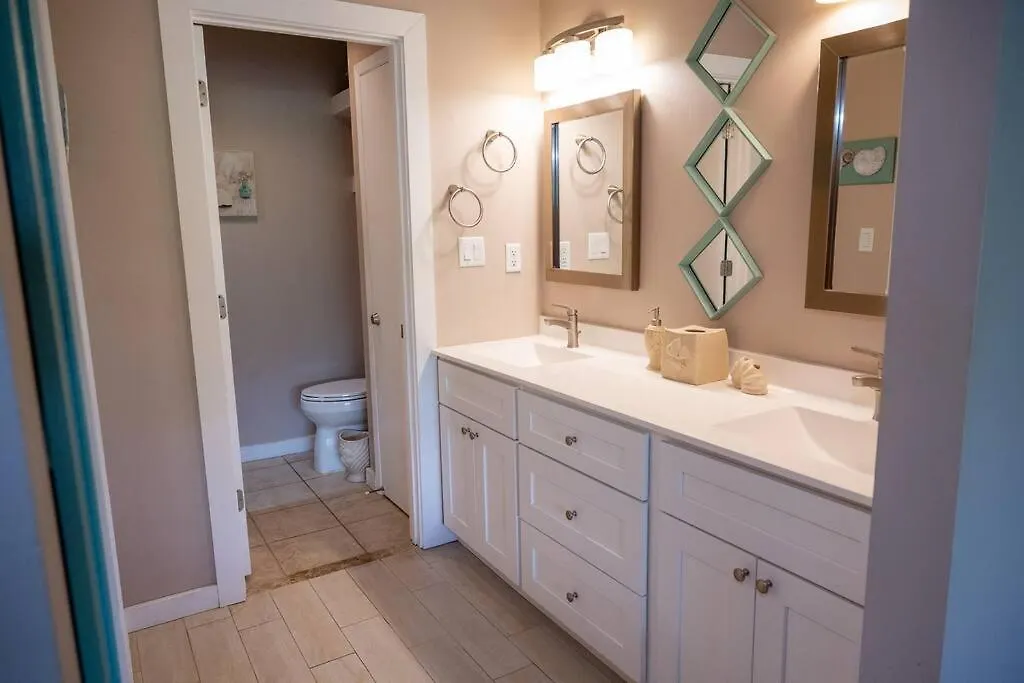 Quiet-Relaxing-Modern-Sleeps 8 Walk To The Beach! Panama City Beach Villa